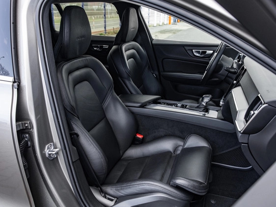 Volvo V60 cena 96900 przebieg: 165015, rok produkcji 2018 z Mińsk Mazowiecki małe 781